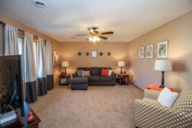 Foto del edificio - MINUTES FROM OGDEN GATE! LARGE BACKYARD!