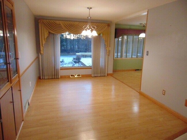 Foto del edificio - 121 Rose Lawn Blvd