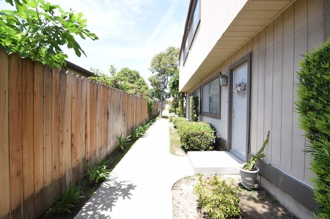 Building Photo - 1295 Elm Ave