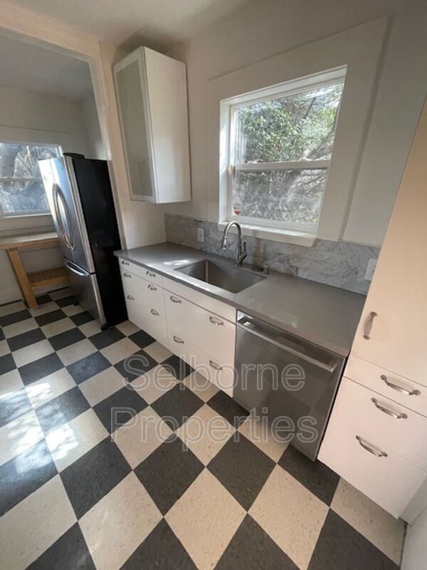 Foto del edificio - 1424 E 20th St