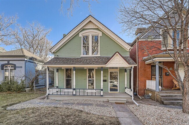 Building Photo - Luxurious 4-bedroom 3-bathroom Home Locate...