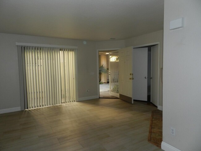 Foto del edificio - BEAUTIFULLY UPGRADED 1 STORY CONDO