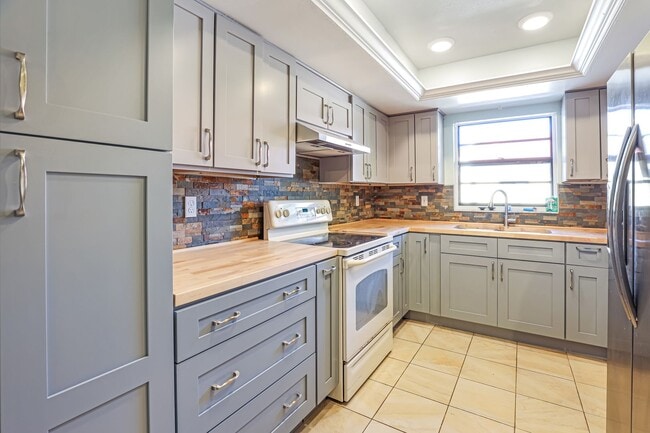 Building Photo - Updated 1 Bed 1 Bath In Meadow Croft In Bardenton!!