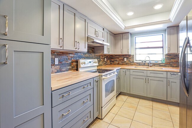 Foto del edificio - Updated 1 Bed 1 Bath In Meadow Croft In Bradenton!!