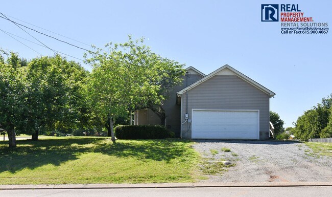 Foto del edificio - Adorable 3BR/2BA, attached 2 car garage in N. Murfreesboro on a corner lot!