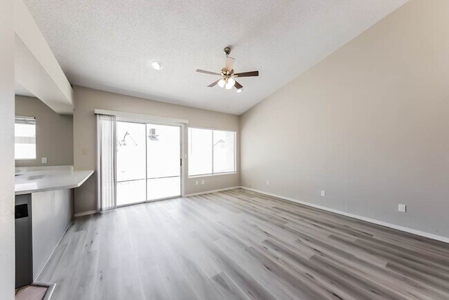 Foto del edificio - 7590 McClellan Rd