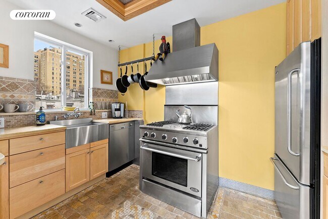 Building Photo - 35 W 94th St