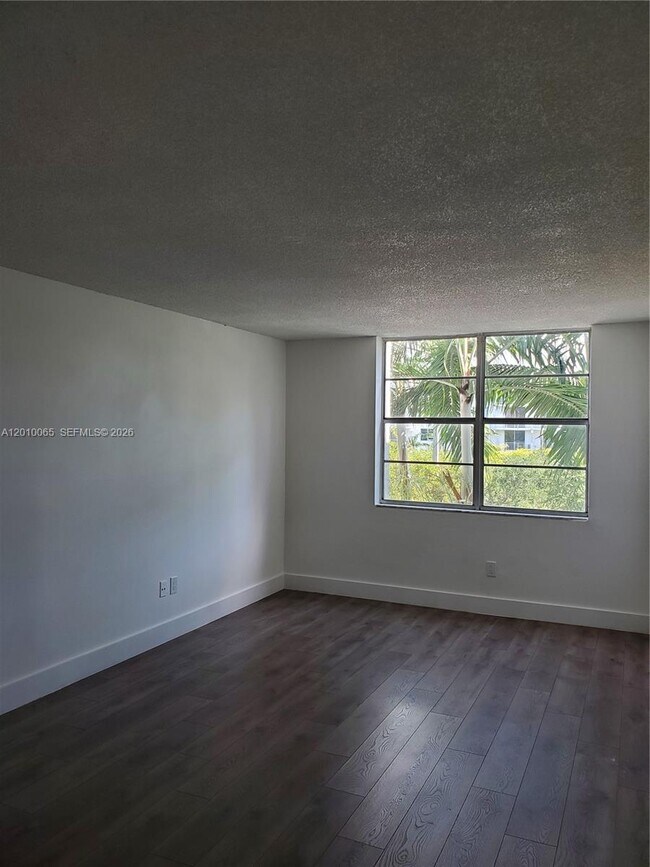Foto del edificio - 496 NW 165th St