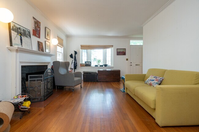 Foto del edificio - 4753 MacArthur Blvd NW