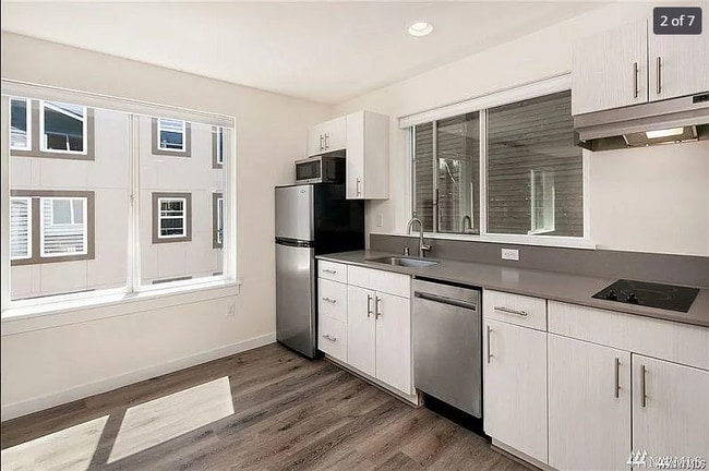 Building Photo - Modern Studio Apartment in Prime Queen Ann...