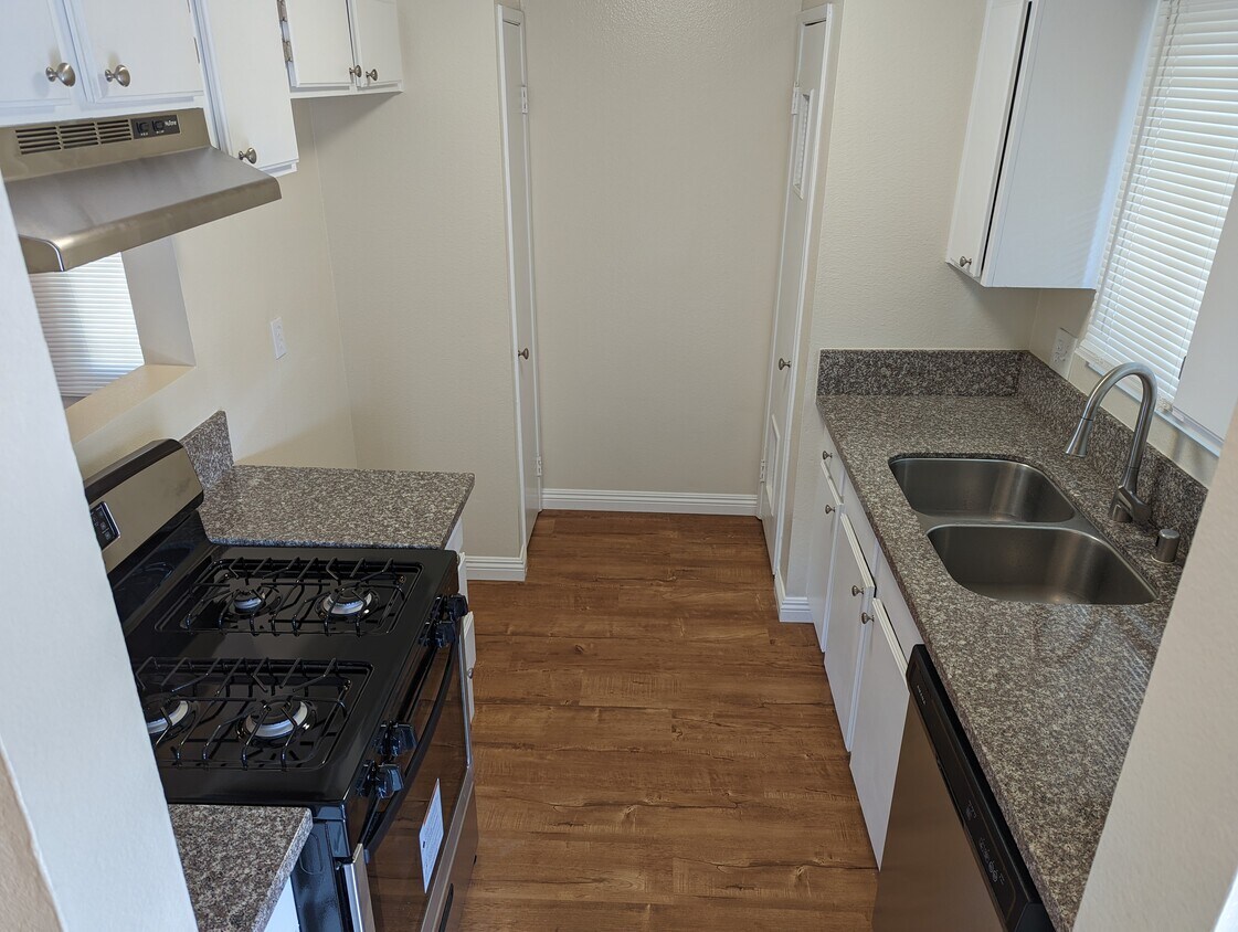 Kitchen - 219 Lime St