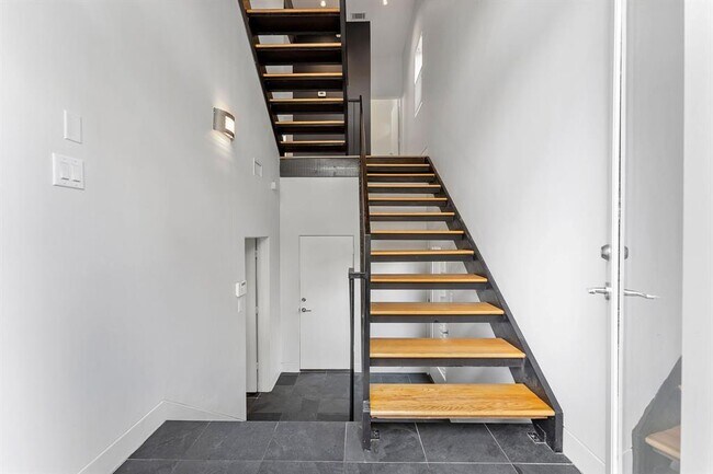 Building Photo - 107 Willard St