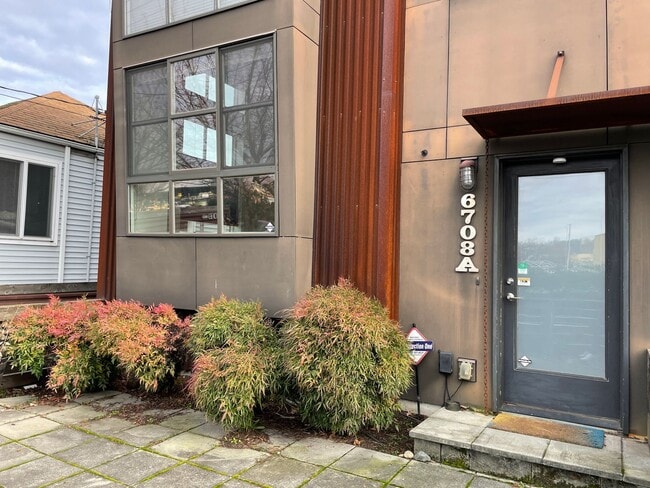 Building Photo - Great Georgetown Location, Parking Included, Loft Space, & Pets Are Welcome!