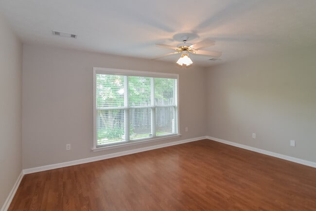 Building Photo - 4669 Young Pointe Manor