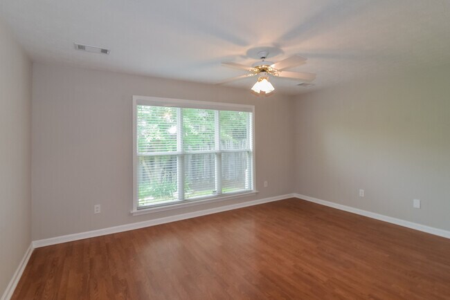 Foto del edificio - 4669 Young Pointe Manor