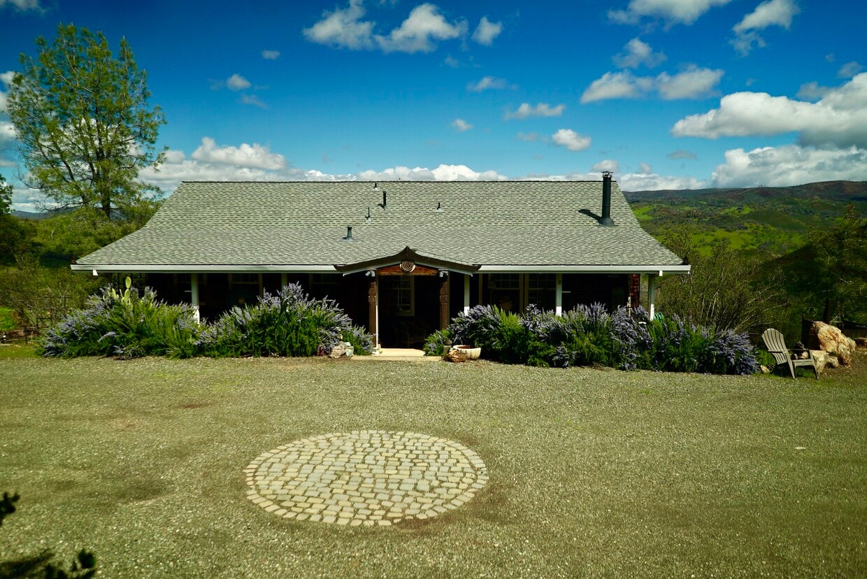 Primary Photo - 2077 Stagecoach Canyon Rd