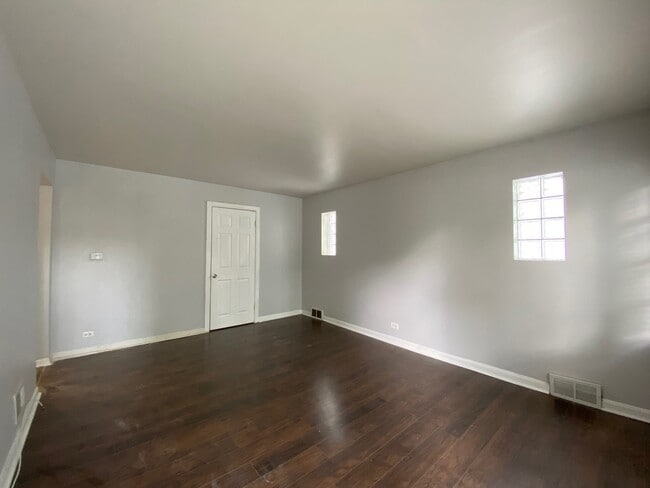 Building Photo - 4932 N McVicker Ave