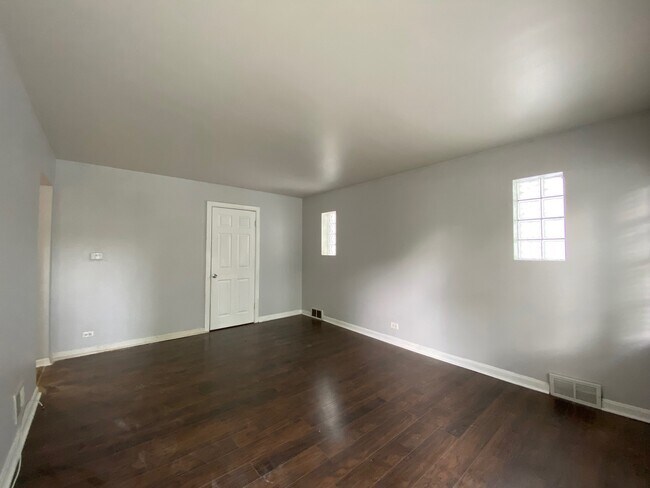 Foto del edificio - 4932 N McVicker Ave