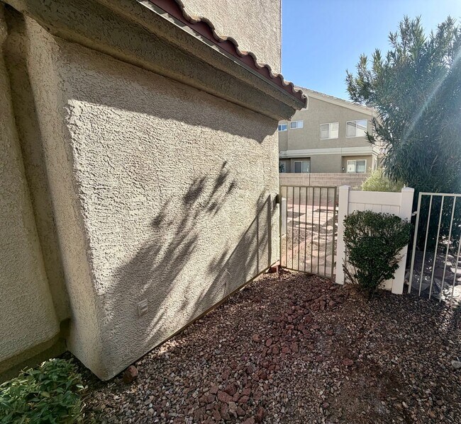 Building Photo - 2 bedroom townhome with back yard in Boulder Ranch