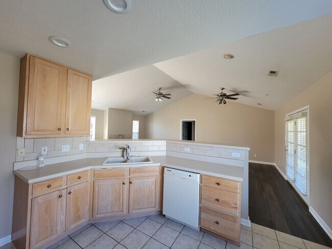 Building Photo - Knoxville 37922 - 3 bedroom, 2 bath home -...