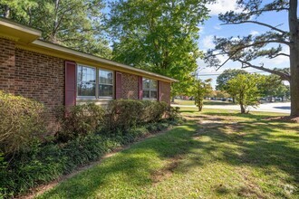 Building Photo - 16 Parkwood Cir