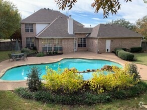 Building Photo - 1005 S Hollow Dr