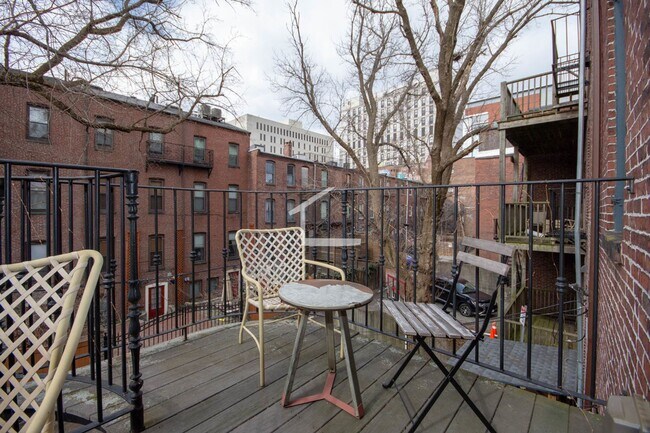 Foto del edificio - Nicely renovated 4 bed unit near Northeastern!