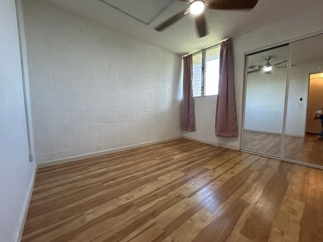Building Photo - Convenient Location