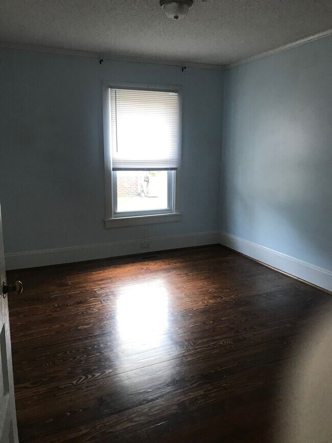 Building Photo - 3 Bedroom 1 Bath Ready to move in!