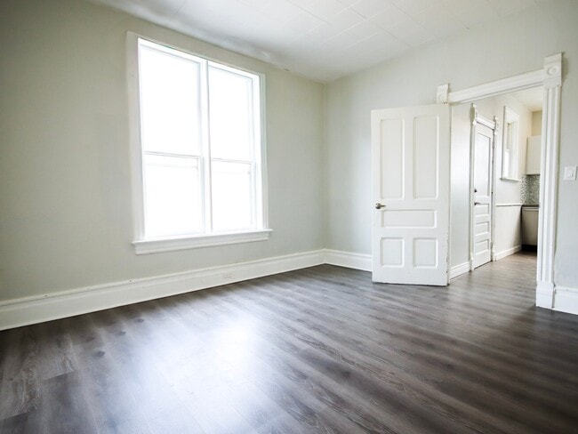 Building Photo - Cozy Studio Apartment Steps To Train Station