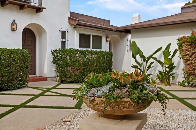 Foto del edificio - Welcome to this charming 2-bedroom, 1.5-ba...