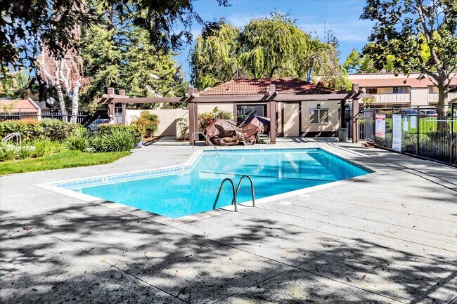 Foto del edificio - Stylish End-Unit Condo l Private Patio l Community Pool