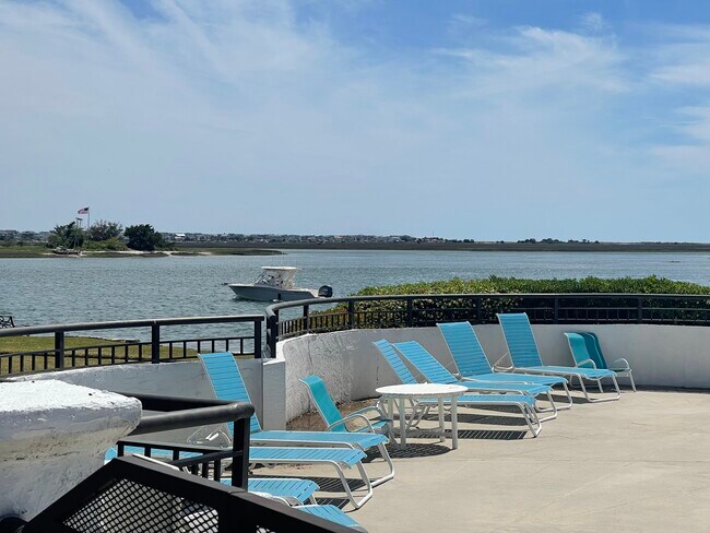 Foto del edificio - 322 Causeway Dr