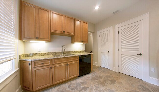 Disponible AUG- 4HAB/2BA A pasos del campus de la UF - 202 NW 12th Ter