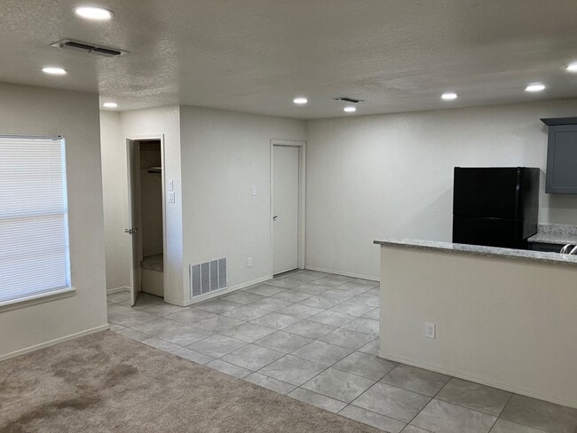 Building Photo - Gorgeous apartment with granite counter tops!
