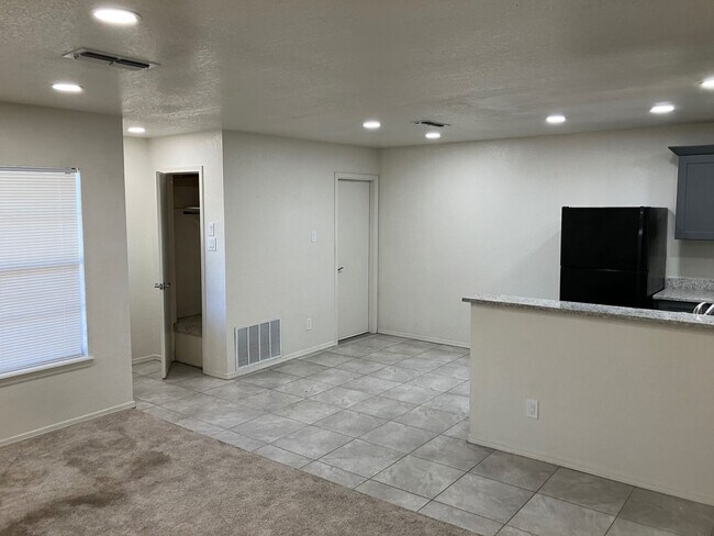 Foto del edificio - Gorgeous apartment with granite counter tops!