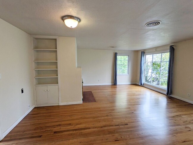 Building Photo - 5+ bedroom South Campus house w/ large fen...
