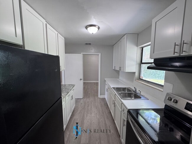 Building Photo - BEAUTIFUL 3/1 large 1417 sq ft home with N...