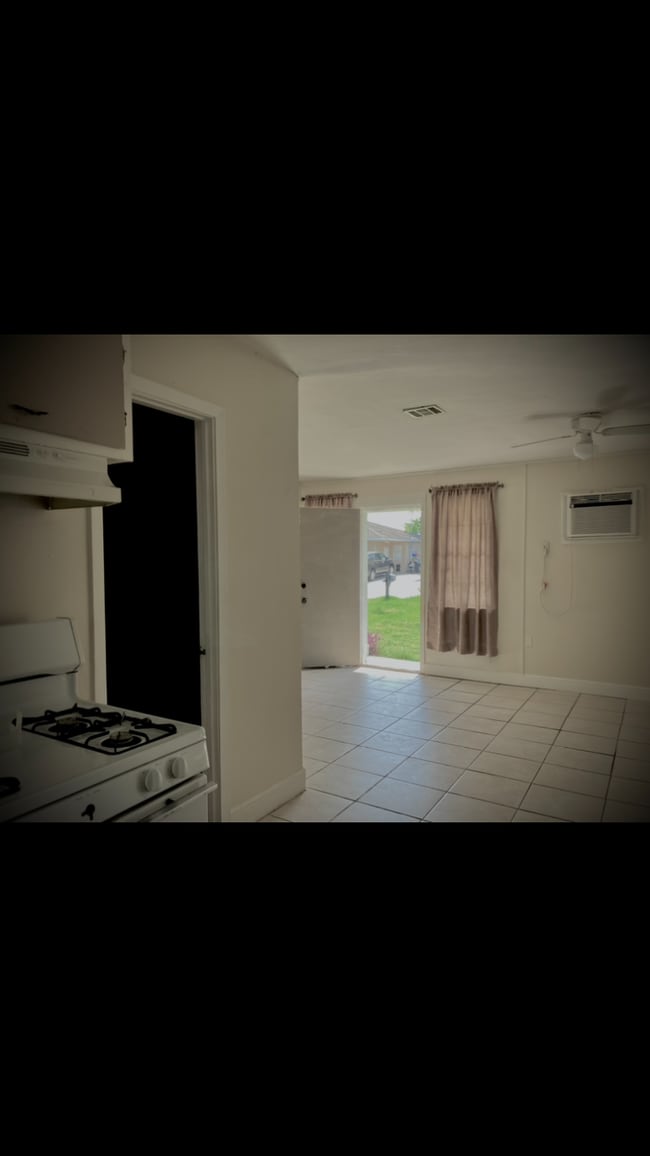 Open area kitchen and Livingroom - 505 Saint Michael Ct