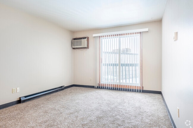 1BA, 1BA - 570SF - Living Room - Woodfield Commons