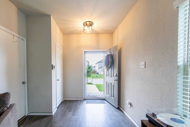 Foto del edificio - 4114 Winchester Cv