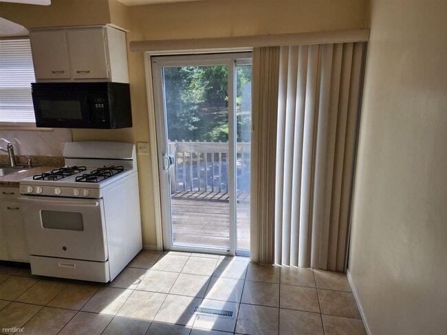 Building Photo - 2 br, 1.5 bath 4plex - 2424 Valley Road 4