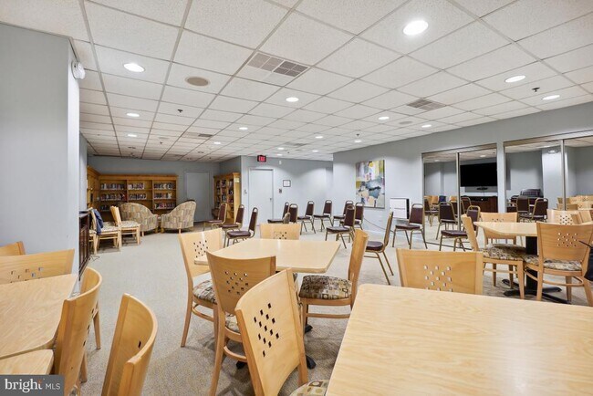 Foto del edificio - 15100 Interlachen Dr
