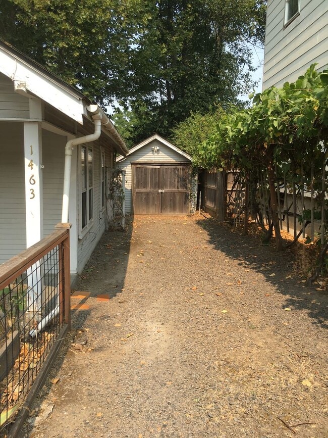 Photo - East Eugene Cottage ~ Campus ~ Fenced back/front yards ~ Off Street Parking House