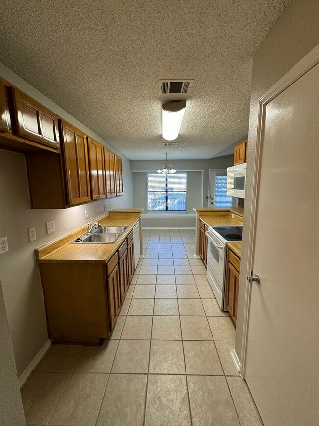 Building Photo - NICE 3 BEDROOM HOME WALKING DISTANCE TO TH...