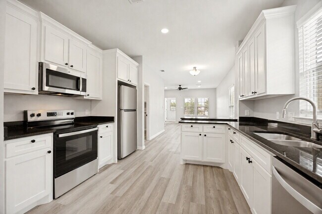 Foto del edificio - "Charming 3-Bed Home with Granite Elegance on East Pecan Street, Sherman, TX!"