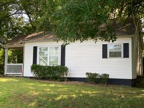 Building Photo - 919 Oak Ln