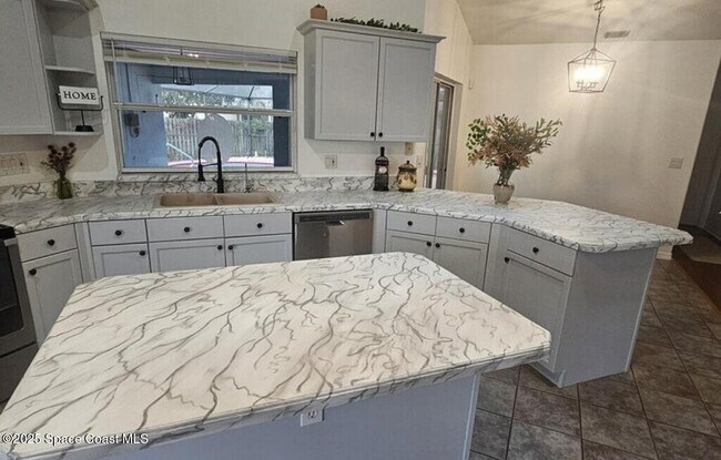 Foto del edificio - 805 7 Gables Cir SE