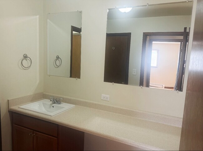 Foto del edificio - 866 N Milwaukee Ave