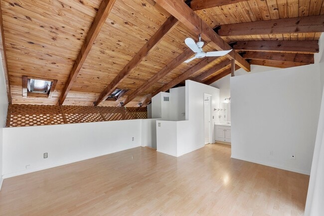 Foto del edificio - Spacious 2-Bed, 2-Bath with Soaring Vaulted Ceilings